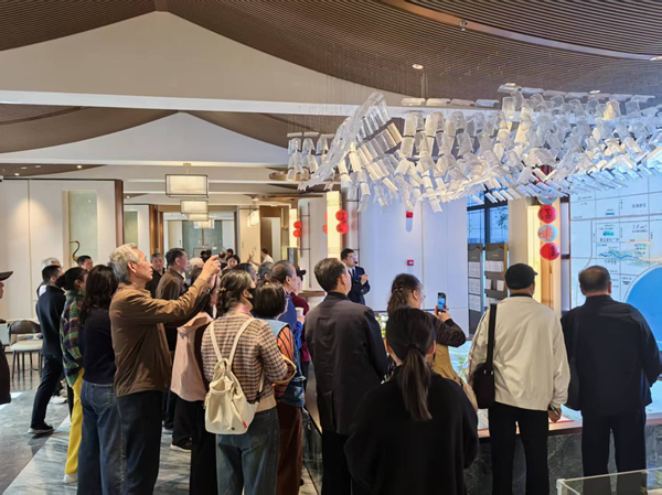 ����+�����������������������